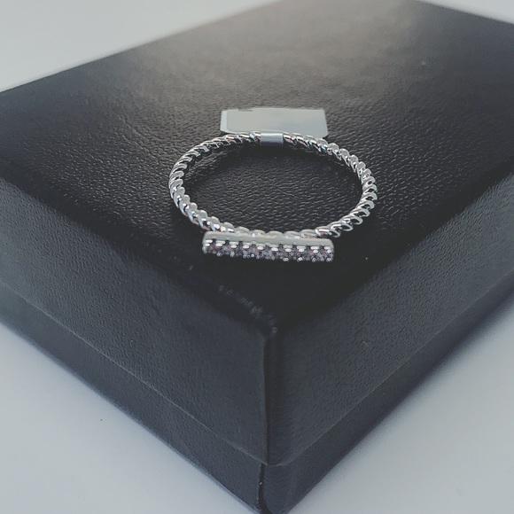 925 Sterling Silver Cubic Zirconia Ring - Picture 3 of 7